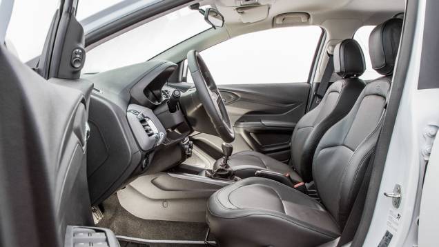 Versão LTZ tem direção e bancos ajustáveis em altura. Couro é opcional | <a href="https://quatrorodas.abril.com.br/carros/testes/chevrolet-onix-725300.shtml" rel="migration">Leia mais</a> Versão LTZ tem direção e bancos ajustáveis em altura. Couro é opcional | <a href="https://quatrorodas.abril.com.br/carros/testes/chevrolet-onix-725300.shtml" rel="migration">Leia mais</a>