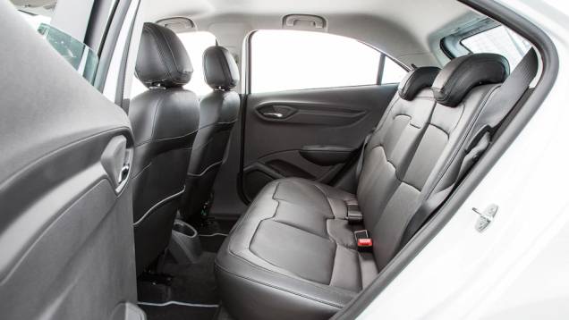 Atrás, o espaço é aceitável para dois adultos, mas falta encosto no meio | <a href="https://quatrorodas.abril.com.br/carros/testes/chevrolet-onix-725300.shtml" rel="migration">Leia mais</a> Atrás, o espaço é aceitável para dois adultos, mas falta encosto no meio | <a href="https://quatrorodas.abril.com.br/carros/testes/chevrolet-onix-725300.shtml" rel="migration">Leia mais</a>