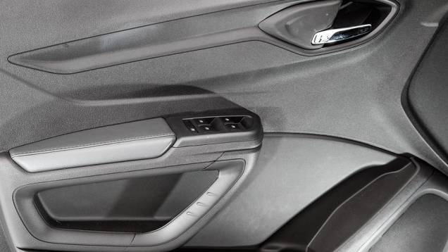 Puxador belo, mas pouco ergonômico | <a href="https://quatrorodas.abril.com.br/carros/testes/chevrolet-onix-725300.shtml" rel="migration">Leia mais</a> Puxador belo, mas pouco ergonômico | <a href="https://quatrorodas.abril.com.br/carros/testes/chevrolet-onix-725300.shtml" rel="migration">Leia mais</a>