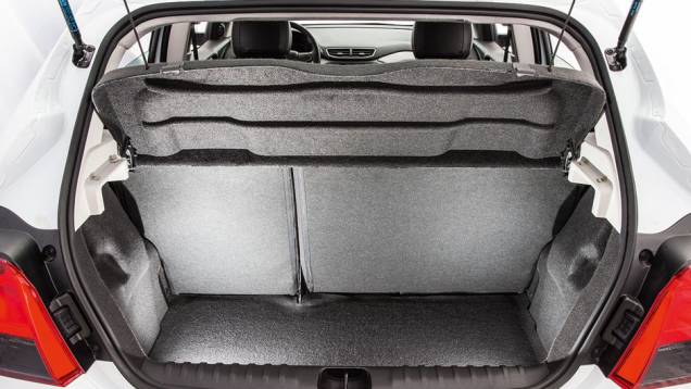 Porta-malas comporta 280 litros e conta com bancos rebatíveis em duas partes | <a href="https://quatrorodas.abril.com.br/carros/testes/chevrolet-onix-725300.shtml" rel="migration">Leia mais</a> Porta-malas comporta 280 litros e conta com bancos rebatíveis em duas partes | <a href="https://quatrorodas.abril.com.br/carros/testes/chevrolet-onix-725300.shtml" rel="migration">Leia mais</a>