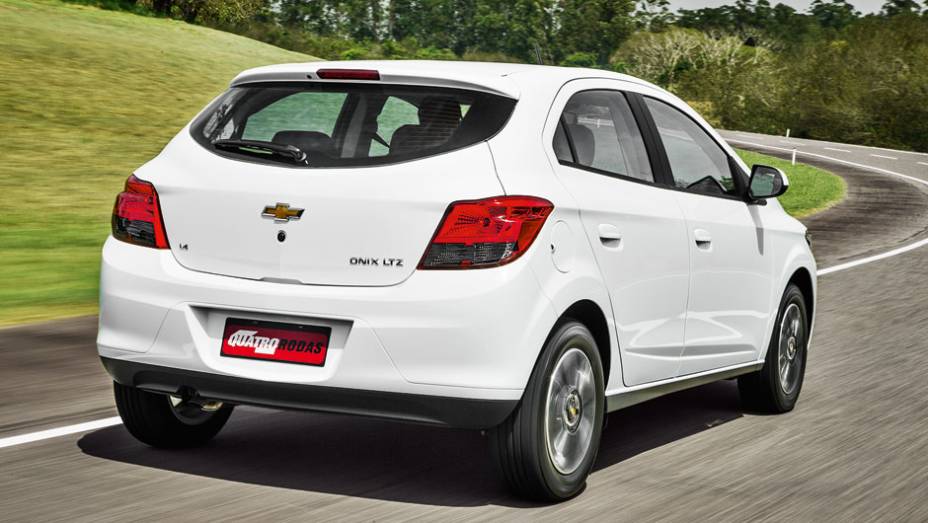 Traseira tem forte semelhança com o Gol no contorno das lanternas | <a href="https://quatrorodas.abril.com.br/carros/testes/chevrolet-onix-725300.shtml" rel="migration">Leia mais</a>