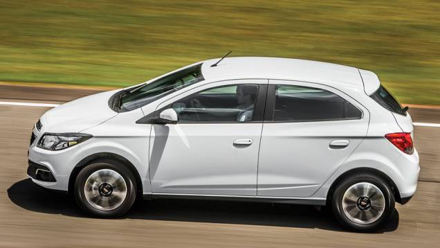 Silhueta é mais proporcional que a do Agile | <a href="https://quatrorodas.abril.com.br/carros/testes/chevrolet-onix-725300.shtml" rel="migration">Leia mais</a>