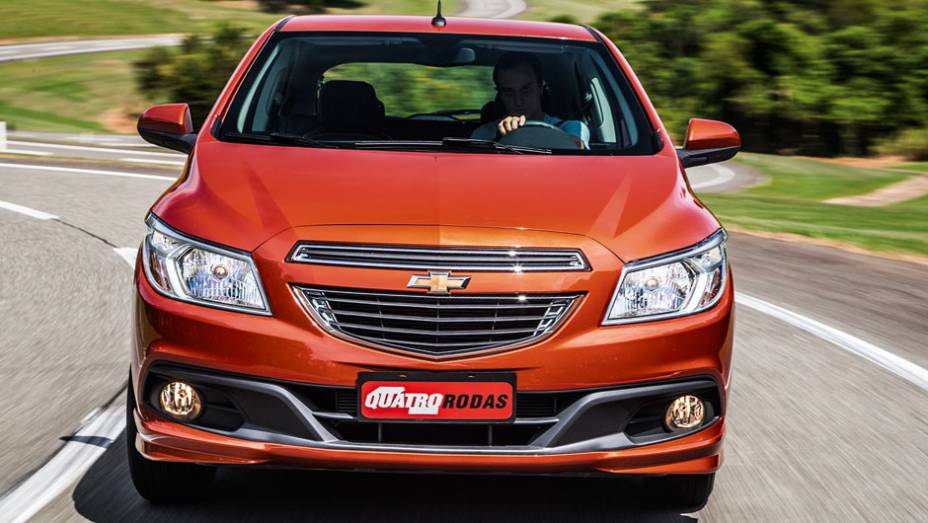 ... e coluna de direção ajustável em altura. O sistema multimídia é opcional | <a href="https://quatrorodas.abril.com.br/carros/testes/chevrolet-onix-725300.shtml" rel="migration">Leia mais</a>