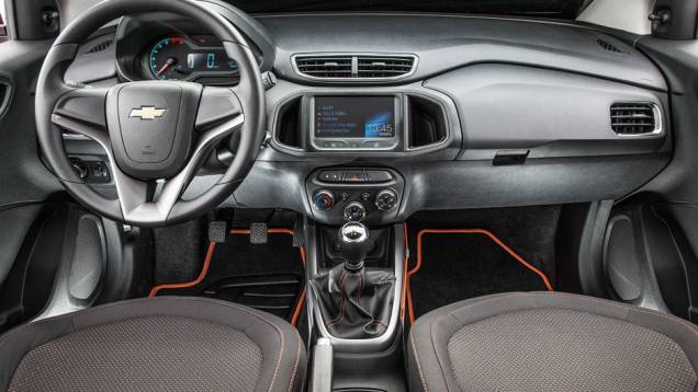 Bancos são envolventes e usam tecido agradável ao toque | <a href="https://quatrorodas.abril.com.br/carros/testes/chevrolet-onix-725300.shtml" rel="migration">Leia mais</a> Bancos são envolventes e usam tecido agradável ao toque | <a href="https://quatrorodas.abril.com.br/carros/testes/chevrolet-onix-725300.shtml" rel="migration">Leia mais</a>