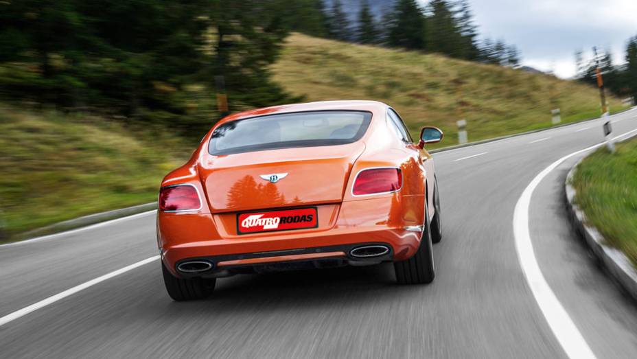 O para-choque ganhou um nicho para acomodar a placa | <a href="https://quatrorodas.abril.com.br/carros/impressoes/bentley-continental-gt-speed-725615.shtml" rel="migration">Leia mais</a>