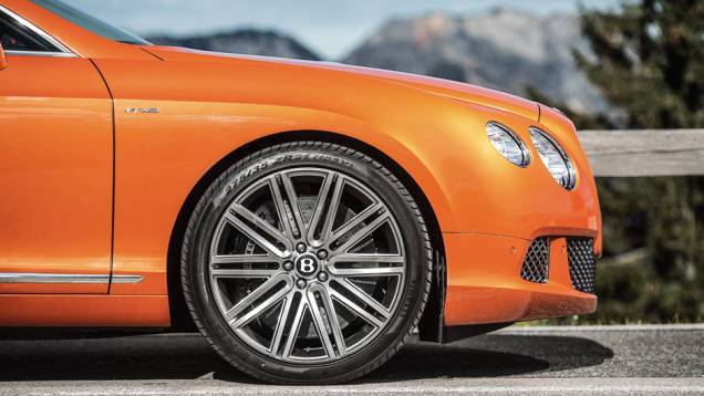 As rodas ficaram maiores (aro 21) e têm desenho exclusivo | <a href="https://quatrorodas.abril.com.br/carros/impressoes/bentley-continental-gt-speed-725615.shtml" rel="migration">Leia mais</a>