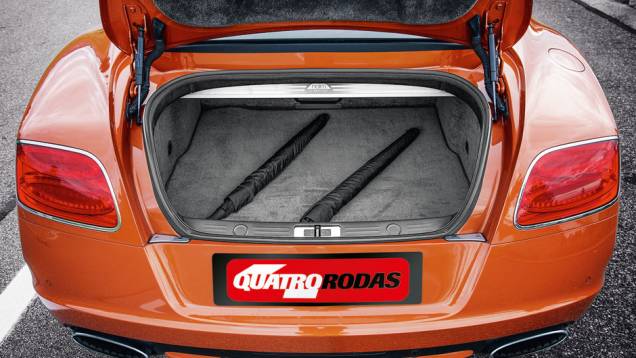 Abertura apertada do porta-malas, que tem capacidade de hatch médio: 358 litros | <a href="https://quatrorodas.abril.com.br/carros/impressoes/bentley-continental-gt-speed-725615.shtml" rel="migration">Leia mais</a>