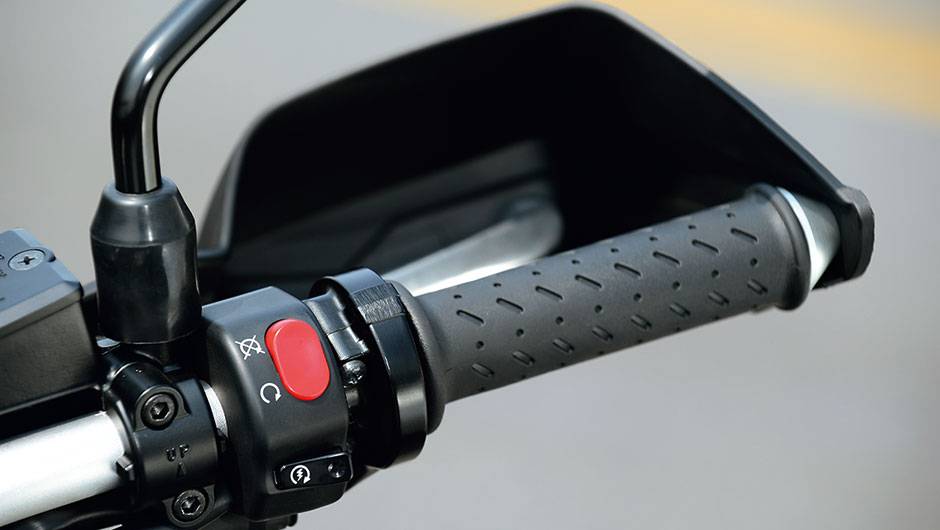 Punho convencional e protetor de m&atilde;o na XC | <a href="https://quatrorodas.abril.com.br/moto/testes/bmw-f-800-gs-x-triumph-tiger-800-xc-741460.shtml" rel="migration">Leia mais</a>