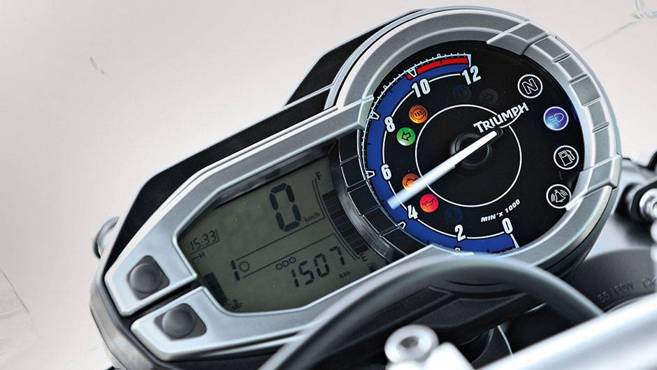 Painel mais simples na Tiger, com o veloc&iacute;metro incorporado ao LCD | <a href="https://quatrorodas.abril.com.br/moto/testes/bmw-f-800-gs-x-triumph-tiger-800-xc-741460.shtml" rel="migration">Leia mais</a>