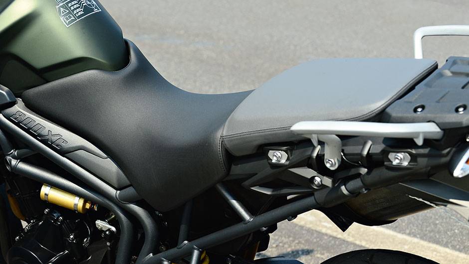 Banco bipartido, mais largo e confort&aacute;vel na Triumph | <a href="https://quatrorodas.abril.com.br/moto/testes/bmw-f-800-gs-x-triumph-tiger-800-xc-741460.shtml" rel="migration">Leia mais</a>