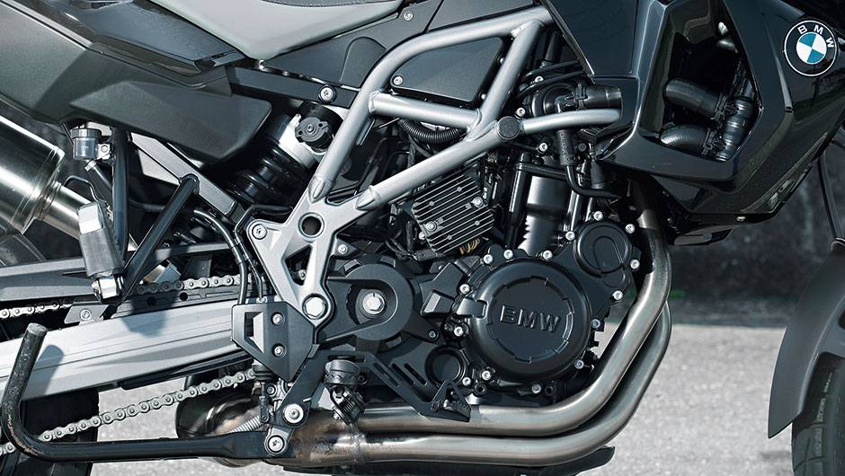 Dois cilindros paralelos e 85 cv na F 800 GS | <a href="https://quatrorodas.abril.com.br/moto/testes/bmw-f-800-gs-x-triumph-tiger-800-xc-741460.shtml" rel="migration">Leia mais</a>