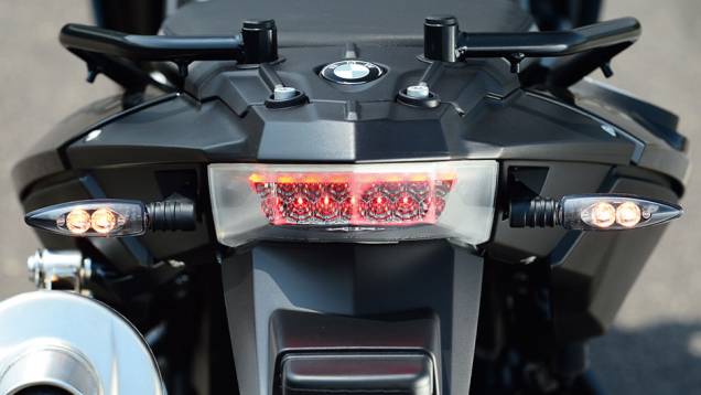 Leds, alças e bagageiro na traseira da BMW | <a href="https://quatrorodas.abril.com.br/moto/testes/bmw-f-800-gs-x-triumph-tiger-800-xc-741460.shtml" rel="migration">Leia mais</a>