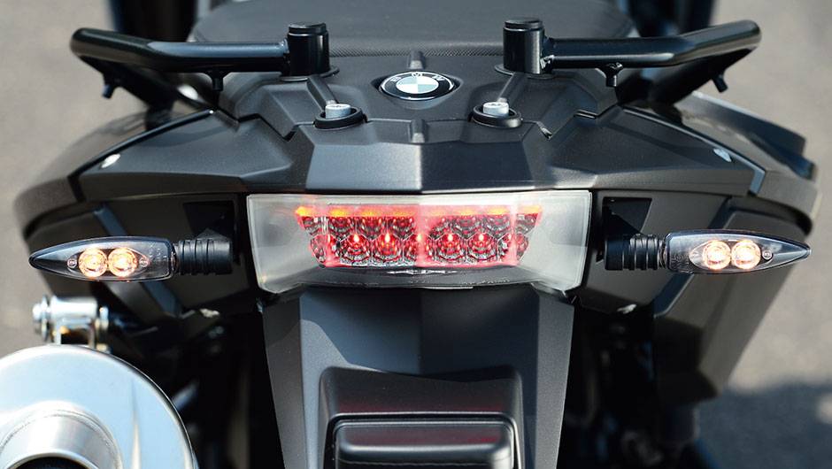 Leds, al&ccedil;as e bagageiro na traseira da BMW | <a href="https://quatrorodas.abril.com.br/moto/testes/bmw-f-800-gs-x-triumph-tiger-800-xc-741460.shtml" rel="migration">Leia mais</a>