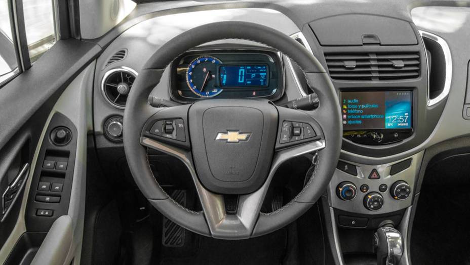 O volante é de Cruze, a instrumentação analógico-digital remete à do Cobalt e a parte central do painel lembra a do EcoSport | <a href="https://quatrorodas.abril.com.br/carros/impressoes/chevrolet-trax-725231.shtml" rel="migration">Leia mais</a>