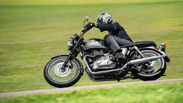 Estilo e alto desempenho em curvas na pista | <a href="https://quatrorodas.abril.com.br/moto/testes/triumph-bonneville-t100-741213.shtml" rel="migration">Leia mais</a>