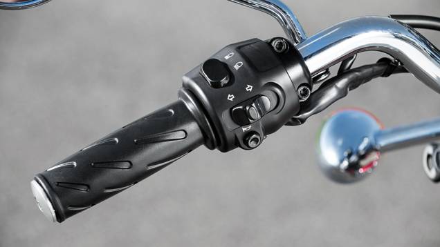 Comandos simples, mas bem-acabados | <a href="https://quatrorodas.abril.com.br/moto/testes/triumph-bonneville-t100-741213.shtml" rel="migration">Leia mais</a> Comandos simples, mas bem-acabados | <a href="https://quatrorodas.abril.com.br/moto/testes/triumph-bonneville-t100-741213.shtml" rel="migration">Leia mais</a>