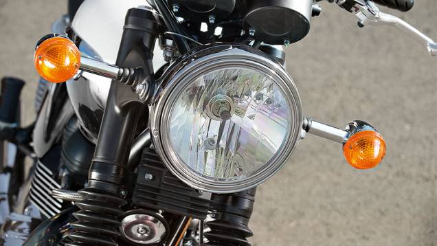 Farol redondo e capas sanfonadas no garfo | <a href="https://quatrorodas.abril.com.br/moto/testes/triumph-bonneville-t100-741213.shtml" rel="migration">Leia mais</a>