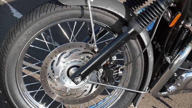 Bons pneus, um disco frontal e rodas raiadas na versão T100 | <a href="https://quatrorodas.abril.com.br/moto/testes/triumph-bonneville-t100-741213.shtml" rel="migration">Leia mais</a>