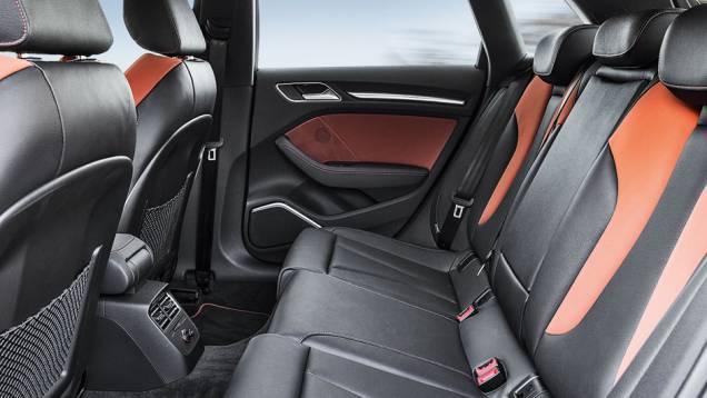 ...e atrás | <a href="https://quatrorodas.abril.com.br/carros/impressoes/audi-a3-sportback-729774.shtml" rel="migration">Leia mais</a> ...e atrás | <a href="https://quatrorodas.abril.com.br/carros/impressoes/audi-a3-sportback-729774.shtml" rel="migration">Leia mais</a>