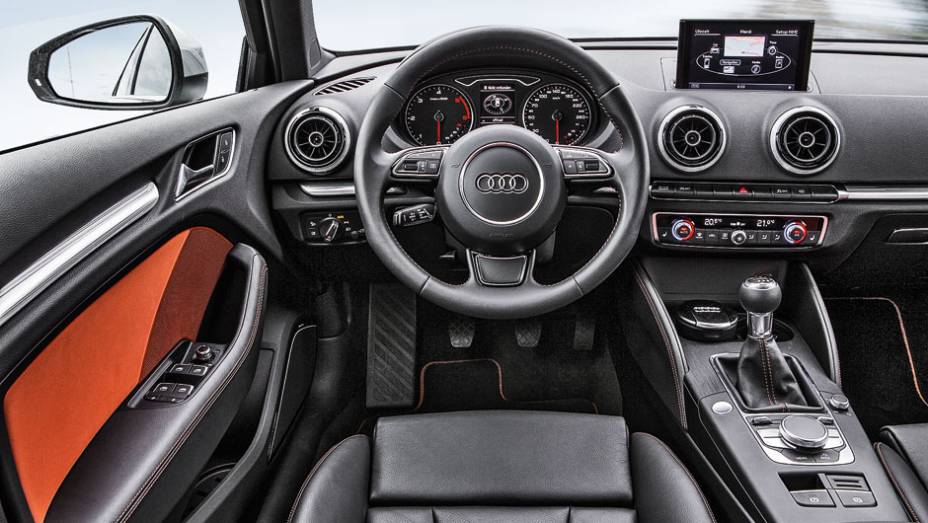 O A3 está entre os mais bem-acabados de seu segmento. No console central, o grande botão giratório que controla o MMI | <a href="https://quatrorodas.abril.com.br/carros/impressoes/audi-a3-sportback-729774.shtml" rel="migration">Leia mais</a>