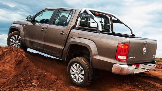 Só a Amarok precisou embalar para ficar nessa posição. Culpa dos pneus urbanos | <a href="https://quatrorodas.abril.com.br/carros/comparativos/s10-x-ranger-x-amarok-729763.shtml" rel="migration">Leia mais</a>