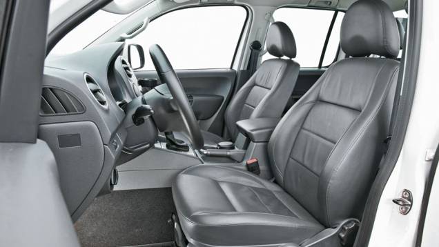 Só a Amarok não tem banco do piloto com ajuste elétrico | <a href="https://quatrorodas.abril.com.br/carros/comparativos/s10-x-ranger-x-amarok-729763.shtml" rel="migration">Leia mais</a> Só a Amarok não tem banco do piloto com ajuste elétrico | <a href="https://quatrorodas.abril.com.br/carros/comparativos/s10-x-ranger-x-amarok-729763.shtml" rel="migration">Leia mais</a>