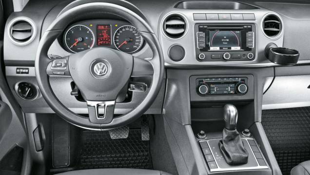 Painel tem layout típico de carros de passeio | <a href="https://quatrorodas.abril.com.br/carros/comparativos/s10-x-ranger-x-amarok-729763.shtml" rel="migration">Leia mais</a>