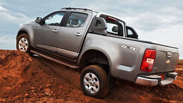 Suspensão de curso longo mantém as rodas em contato com o solo | <a href="https://quatrorodas.abril.com.br/carros/comparativos/s10-x-ranger-x-amarok-729763.shtml" rel="migration">Leia mais</a>