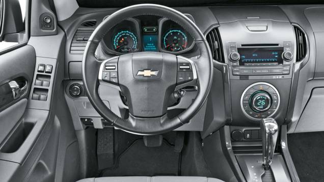 Painel de instrumentos lembra o do Camaro | <a href="https://quatrorodas.abril.com.br/carros/comparativos/s10-x-ranger-x-amarok-729763.shtml" rel="migration">Leia mais</a> Painel de instrumentos lembra o do Camaro | <a href="https://quatrorodas.abril.com.br/carros/comparativos/s10-x-ranger-x-amarok-729763.shtml" rel="migration">Leia mais</a>