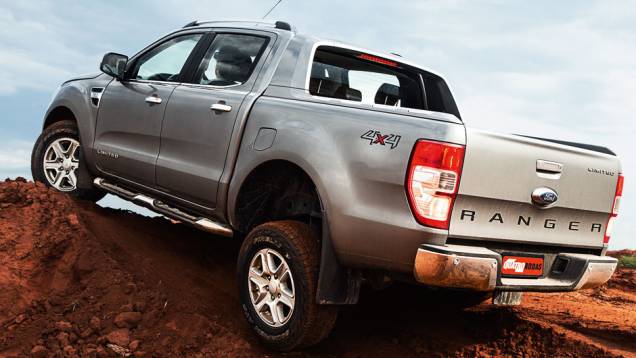 Assim como a S10, bastou ligar a tração 4x4 reduzida para vencer a rampa | <a href="https://quatrorodas.abril.com.br/carros/comparativos/s10-x-ranger-x-amarok-729763.shtml" rel="migration">Leia mais</a>