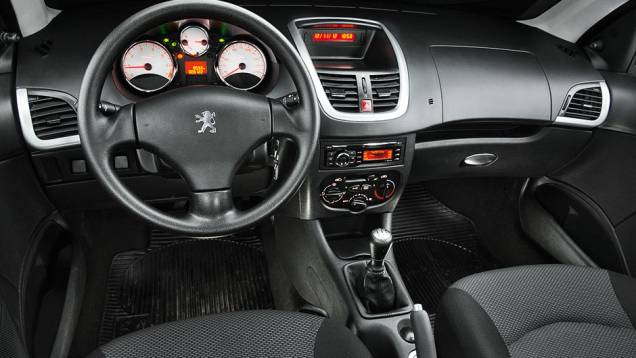 Na reestilização, o painel do nosso 207 foi inspirado no modelo europeu | <a href="https://quatrorodas.abril.com.br/carros/comparativos/hatches-compactos-729449.shtml" rel="migration">Leia mais</a> Na reestilização, o painel do nosso 207 foi inspirado no modelo europeu | <a href="https://quatrorodas.abril.com.br/carros/comparativos/hatches-compactos-729449.shtml" rel="migration">Leia mais</a>