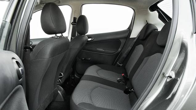 ...novos revestimentos | <a href="https://quatrorodas.abril.com.br/carros/comparativos/hatches-compactos-729449.shtml" rel="migration">Leia mais</a> ...novos revestimentos | <a href="https://quatrorodas.abril.com.br/carros/comparativos/hatches-compactos-729449.shtml" rel="migration">Leia mais</a>