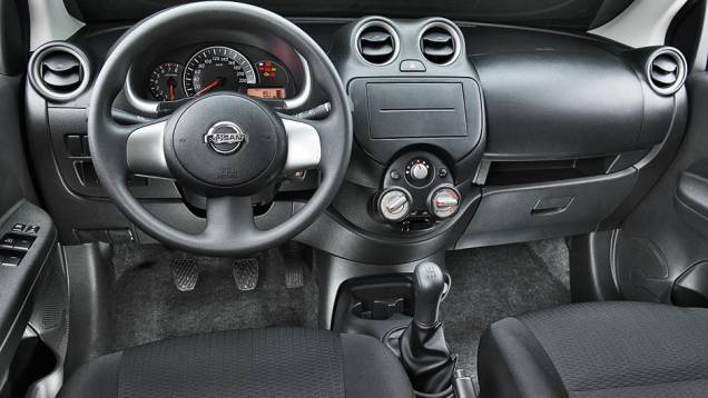 Painel tem pouca variação de cores e texturas | <a href="https://quatrorodas.abril.com.br/carros/comparativos/hatches-compactos-729449.shtml" rel="migration">Leia mais</a> Painel tem pouca variação de cores e texturas | <a href="https://quatrorodas.abril.com.br/carros/comparativos/hatches-compactos-729449.shtml" rel="migration">Leia mais</a>