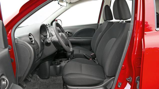 Banco do motorista tem ajuste de altura | <a href="https://quatrorodas.abril.com.br/carros/comparativos/hatches-compactos-729449.shtml" rel="migration">Leia mais</a> Banco do motorista tem ajuste de altura | <a href="https://quatrorodas.abril.com.br/carros/comparativos/hatches-compactos-729449.shtml" rel="migration">Leia mais</a>