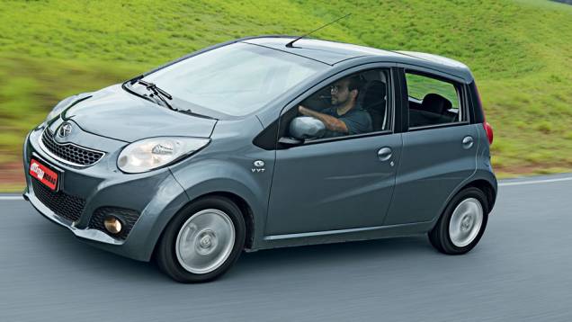 A grade dianteira é exclusiva da versão brasileira | <a href="https://quatrorodas.abril.com.br/carros/comparativos/hatches-compactos-729449.shtml" rel="migration">Leia mais</a> A grade dianteira é exclusiva da versão brasileira | <a href="https://quatrorodas.abril.com.br/carros/comparativos/hatches-compactos-729449.shtml" rel="migration">Leia mais</a>