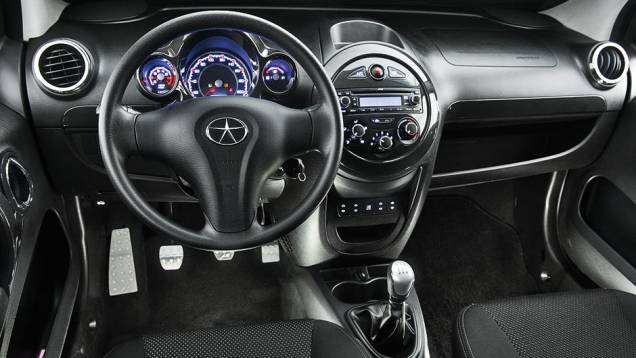 Versão brasileira teve materiais de acabamento do painel... | <a href="https://quatrorodas.abril.com.br/carros/comparativos/hatches-compactos-729449.shtml" rel="migration">Leia mais</a> Versão brasileira teve materiais de acabamento do painel... | <a href="https://quatrorodas.abril.com.br/carros/comparativos/hatches-compactos-729449.shtml" rel="migration">Leia mais</a>