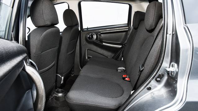 Atrás, há espaço para dois adultos | <a href="https://quatrorodas.abril.com.br/carros/comparativos/hatches-compactos-729449.shtml" rel="migration">Leia mais</a> Atrás, há espaço para dois adultos | <a href="https://quatrorodas.abril.com.br/carros/comparativos/hatches-compactos-729449.shtml" rel="migration">Leia mais</a>