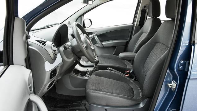 Banco do motorista apoia bem | <a href="https://quatrorodas.abril.com.br/carros/comparativos/hatches-compactos-729449.shtml" rel="migration">Leia mais</a> Banco do motorista apoia bem | <a href="https://quatrorodas.abril.com.br/carros/comparativos/hatches-compactos-729449.shtml" rel="migration">Leia mais</a>