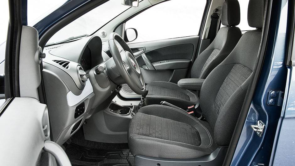 Banco do motorista apoia bem | <a href="https://quatrorodas.abril.com.br/carros/comparativos/hatches-compactos-729449.shtml" rel="migration">Leia mais</a> Banco do motorista apoia bem | <a href="https://quatrorodas.abril.com.br/carros/comparativos/hatches-compactos-729449.shtml" rel="migration">Leia mais</a>