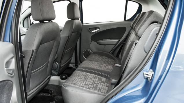 Atrás, posição do encosto é reclinada | <a href="https://quatrorodas.abril.com.br/carros/comparativos/hatches-compactos-729449.shtml" rel="migration">Leia mais</a> Atrás, posição do encosto é reclinada | <a href="https://quatrorodas.abril.com.br/carros/comparativos/hatches-compactos-729449.shtml" rel="migration">Leia mais</a>