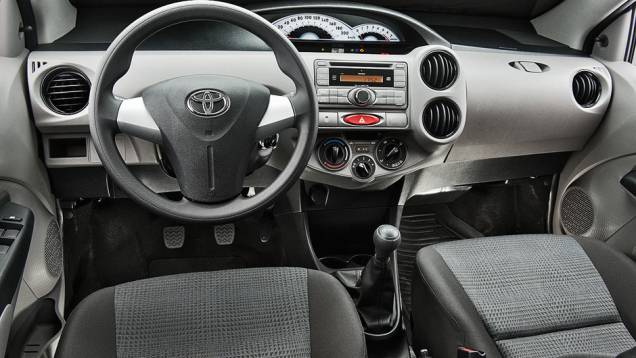 A cabine é despojada de recursos | <a href="https://quatrorodas.abril.com.br/carros/comparativos/hatches-compactos-729449.shtml" rel="migration">Leia mais</a> A cabine é despojada de recursos | <a href="https://quatrorodas.abril.com.br/carros/comparativos/hatches-compactos-729449.shtml" rel="migration">Leia mais</a>