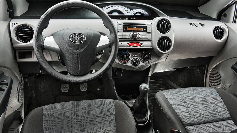 A cabine é despojada de recursos | <a href="https://quatrorodas.abril.com.br/carros/comparativos/hatches-compactos-729449.shtml" rel="migration">Leia mais</a> A cabine é despojada de recursos | <a href="https://quatrorodas.abril.com.br/carros/comparativos/hatches-compactos-729449.shtml" rel="migration">Leia mais</a>