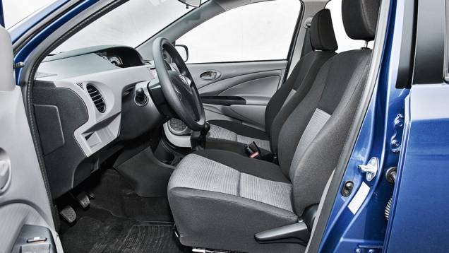 Revestimento dos bancos é de tecido | <a href="https://quatrorodas.abril.com.br/carros/comparativos/hatches-compactos-729449.shtml" rel="migration">Leia mais</a> Revestimento dos bancos é de tecido | <a href="https://quatrorodas.abril.com.br/carros/comparativos/hatches-compactos-729449.shtml" rel="migration">Leia mais</a>