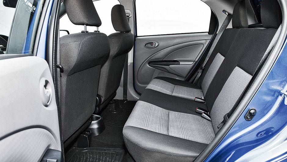 Bom espaço traseiro se comparado ao do Gol | <a href="https://quatrorodas.abril.com.br/carros/comparativos/hatches-compactos-729449.shtml" rel="migration">Leia mais</a> Bom espaço traseiro se comparado ao do Gol | <a href="https://quatrorodas.abril.com.br/carros/comparativos/hatches-compactos-729449.shtml" rel="migration">Leia mais</a>
