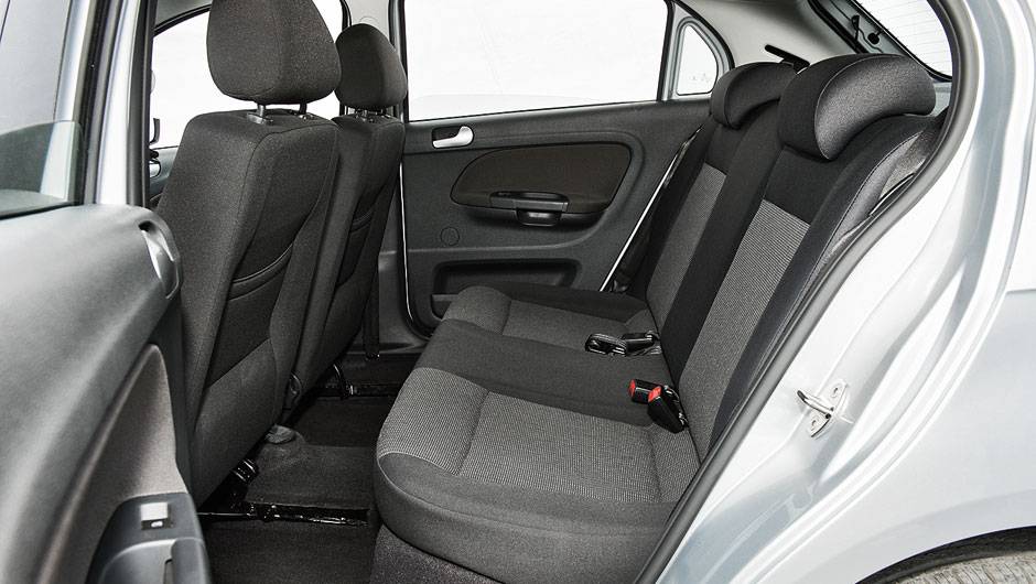 Cintos traseiros são retráteis | <a href="https://quatrorodas.abril.com.br/carros/comparativos/hatches-compactos-729449.shtml" rel="migration">Leia mais</a> Cintos traseiros são retráteis | <a href="https://quatrorodas.abril.com.br/carros/comparativos/hatches-compactos-729449.shtml" rel="migration">Leia mais</a>