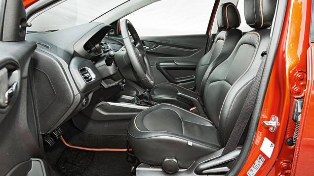 ...como sistema multimídia e bancos de couro... | <a href="https://quatrorodas.abril.com.br/carros/comparativos/hatches-compactos-729449.shtml" rel="migration">Leia mais</a> ...como sistema multimídia e bancos de couro... | <a href="https://quatrorodas.abril.com.br/carros/comparativos/hatches-compactos-729449.shtml" rel="migration">Leia mais</a>