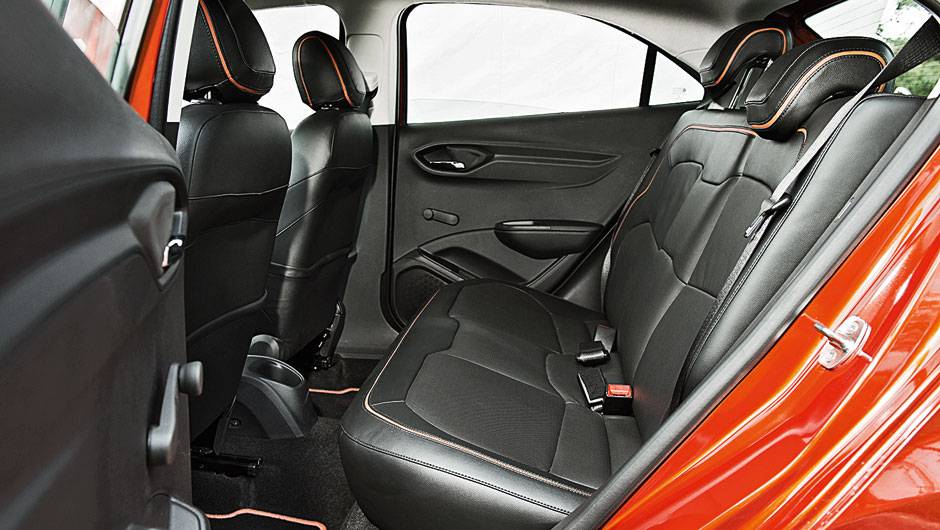 ...que não vêm na versão básica | <a href="https://quatrorodas.abril.com.br/carros/comparativos/hatches-compactos-729449.shtml" rel="migration">Leia mais</a> ...que não vêm na versão básica | <a href="https://quatrorodas.abril.com.br/carros/comparativos/hatches-compactos-729449.shtml" rel="migration">Leia mais</a>