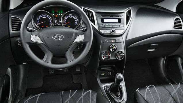 Assim como no Onix, a versão fotografada do HB20 é completa... | <a href="https://quatrorodas.abril.com.br/carros/comparativos/hatches-compactos-729449.shtml" rel="migration">Leia mais</a> Assim como no Onix, a versão fotografada do HB20 é completa... | <a href="https://quatrorodas.abril.com.br/carros/comparativos/hatches-compactos-729449.shtml" rel="migration">Leia mais</a>