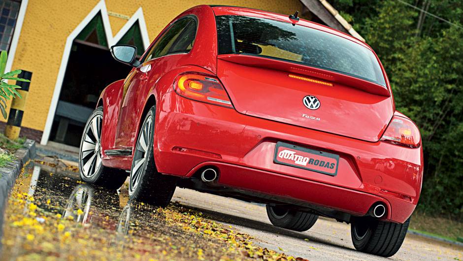 Aerofólio e escapamento duplo são de série, mas as rodas de liga leve aro e 18 bicolores são opcionais, por 2 050 reais | <a href="https://quatrorodas.abril.com.br/carros/testes/volkswagen-fusca-729776.shtml" rel="migration">Leia mais</a>