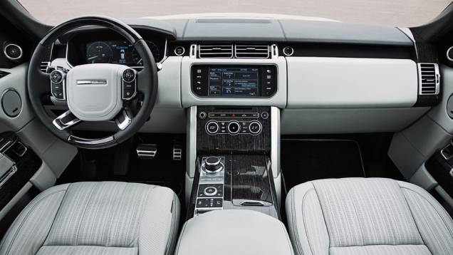 Interior agora tem menos comandos, que foram transferidos para o monitor central | <a href="https://quatrorodas.abril.com.br/carros/impressoes/range-rover-vogue-729749.shtml" rel="migration">Leia mais</a>